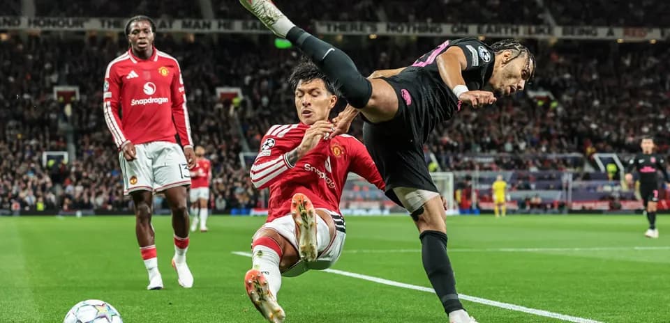 Jugador de Manchester United cae tras falta en partido