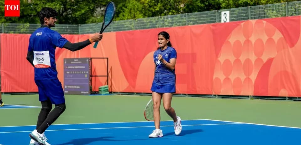 Jugadores celebrando en cancha de tenis