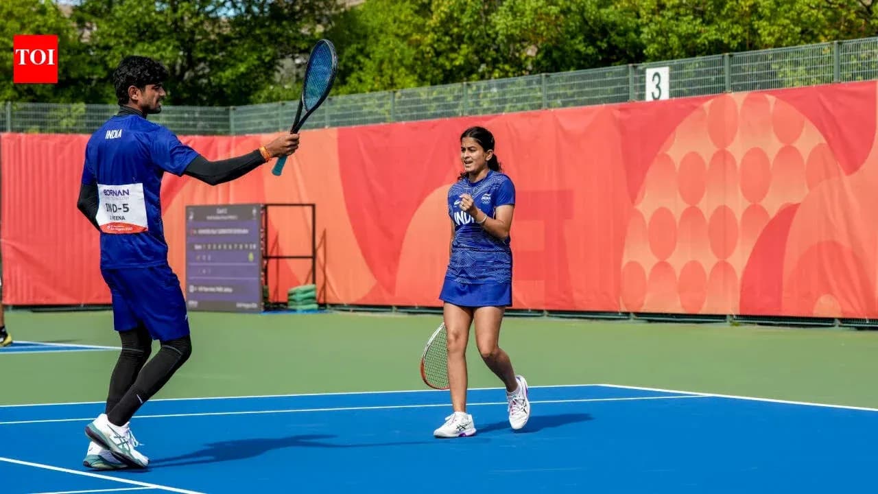 Jugadores celebrando en cancha de tenis