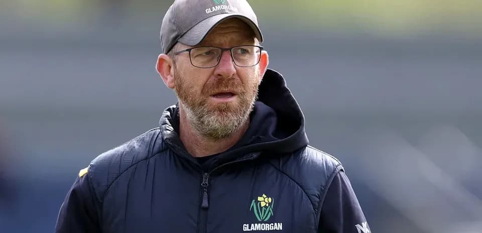 Entrenador de Glamorgan observando en el campo