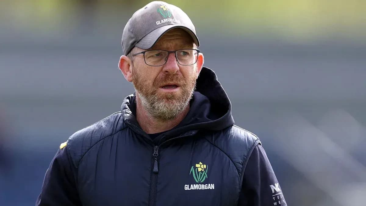 Entrenador de Glamorgan observando en el campo