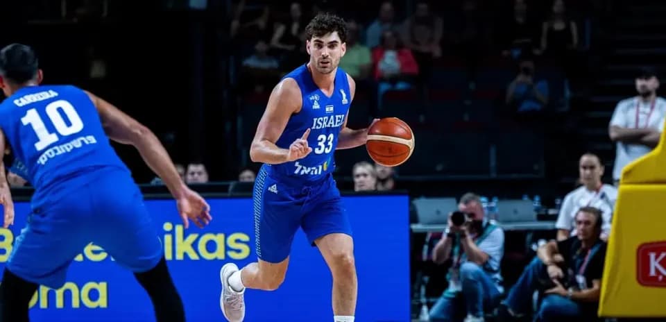 Jugador israelí con balón durante un partido de baloncesto