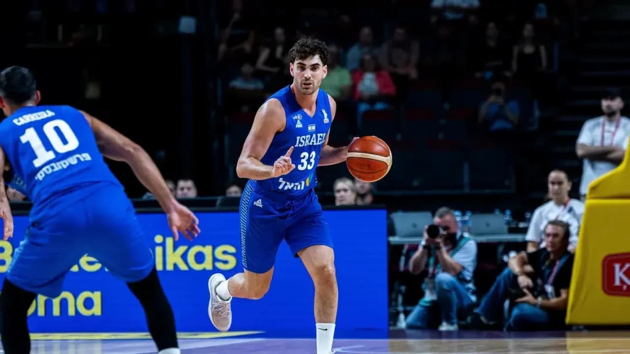 Jugador israelí con balón durante un partido de baloncesto
