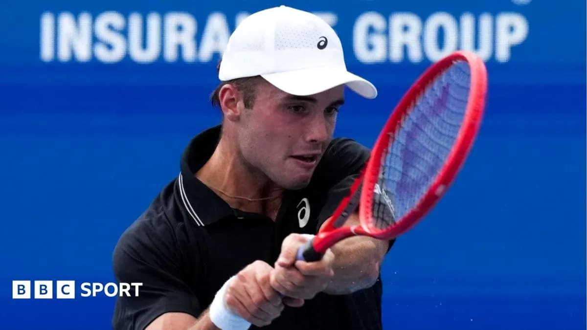 Jugador de tenis golpeando la pelota con raqueta