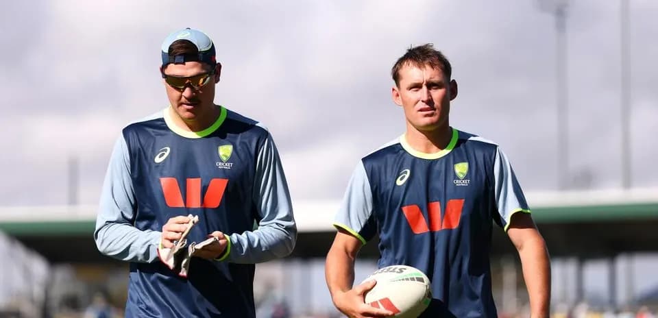 Jugadores de cricket caminando hacia el campo