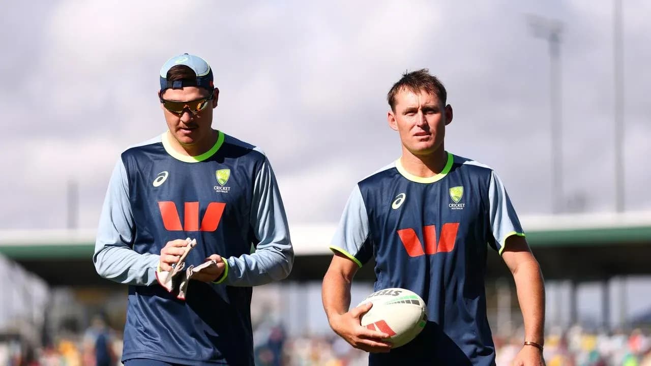 Jugadores de cricket caminando hacia el campo