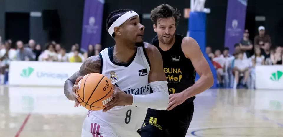 Jugador de baloncesto driblando en un partido
