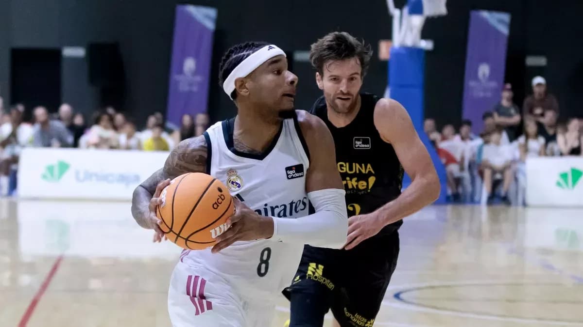 Jugador de baloncesto driblando en un partido