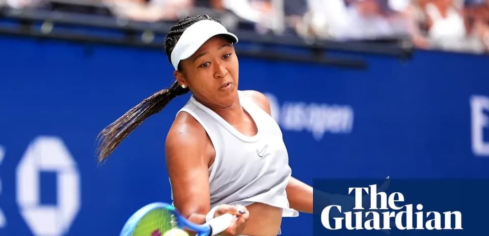 Naomi Osaka golpeando la pelota en el US Open