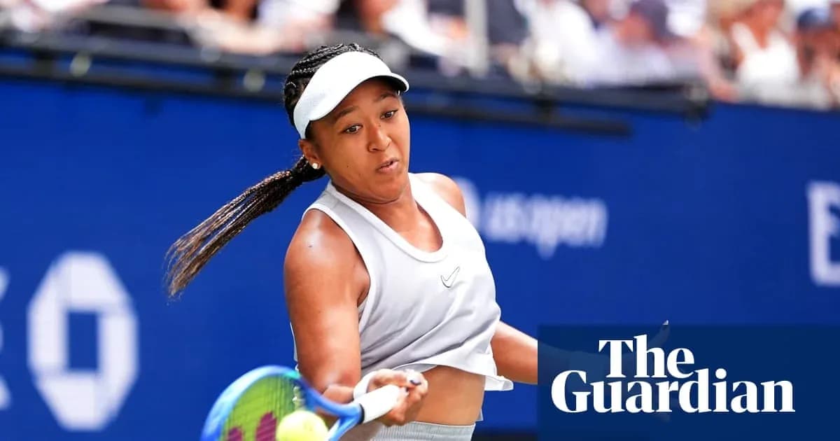 Naomi Osaka golpeando la pelota en el US Open