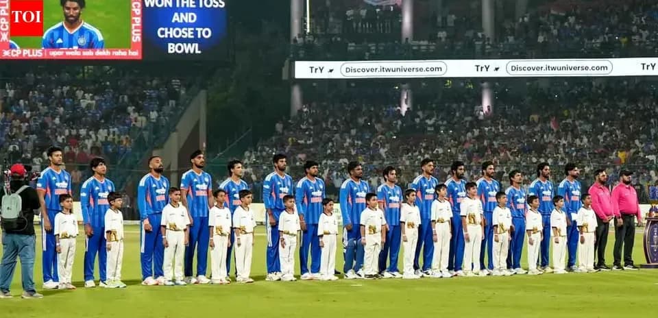 Jugadores de críquet de India alineados en el campo