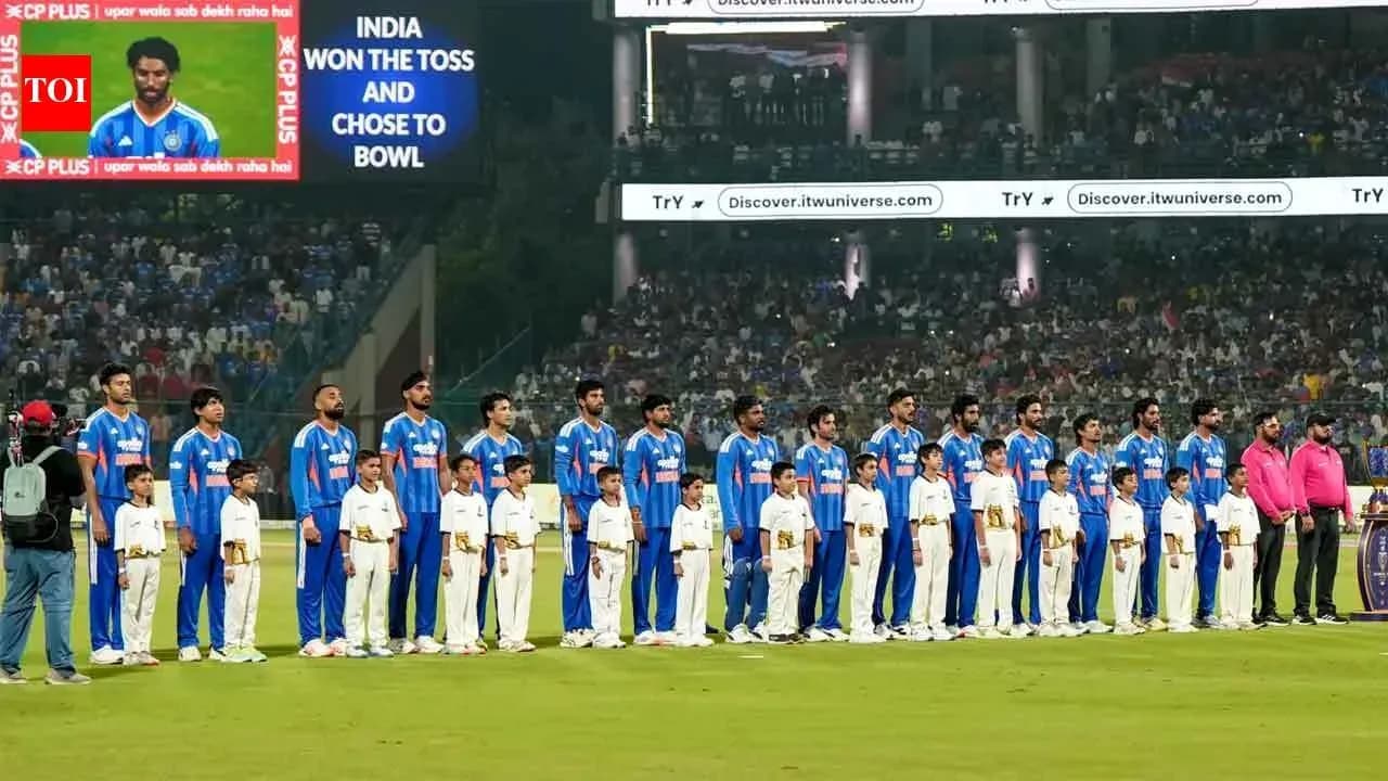 Jugadores de críquet de India alineados en el campo