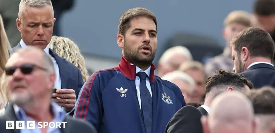 Hombre en chaqueta de Newcastle en evento