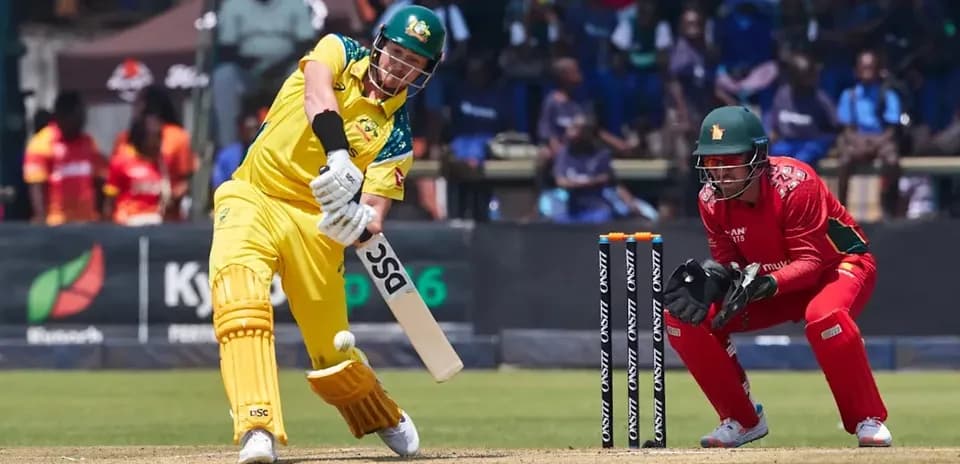 Jugador australiano golpeando la pelota en partido de cricket