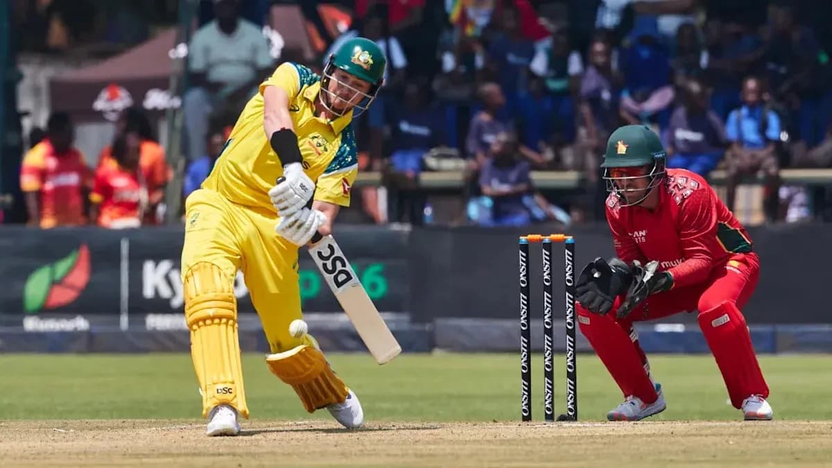 Jugador australiano golpeando la pelota en partido de cricket