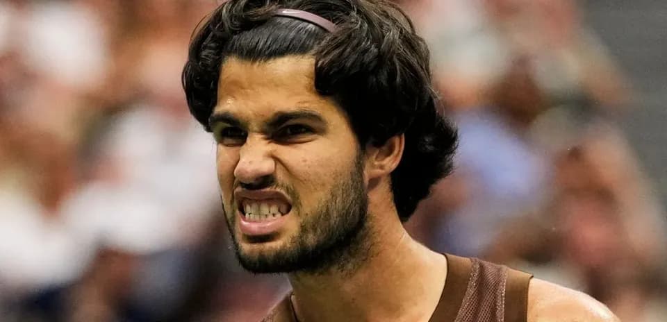 Jugador celebrando un punto durante un partido de tenis