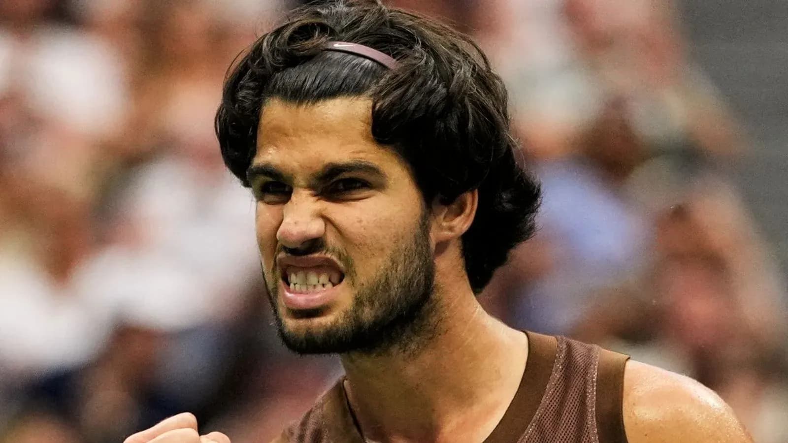 Jugador celebrando un punto durante un partido de tenis