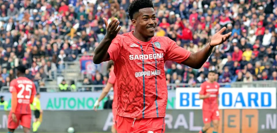 Jugador celebrando durante un partido de fútbol