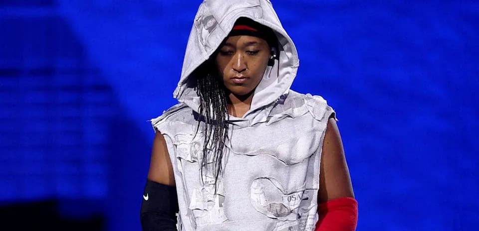 Atleta con sudadera rasgada en el escenario