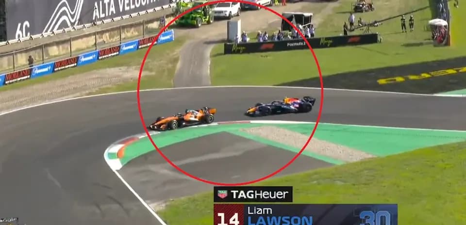 Dos coches de Fórmula 1 en curva durante carrera