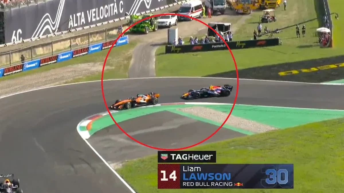 Dos coches de Fórmula 1 en curva durante carrera