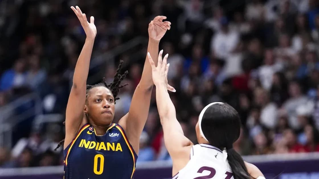 Jugadora de Indiana lanzando durante el partido