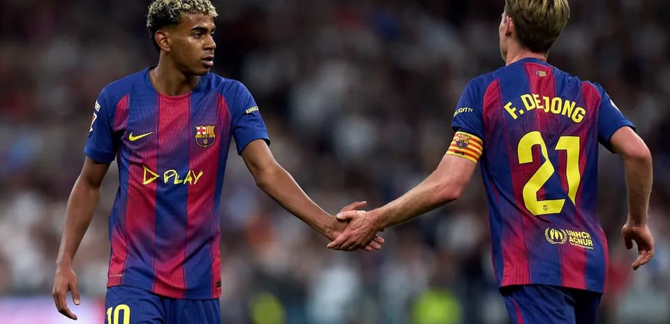 Jugadores de Barcelona dándose la mano en el campo