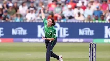 Jugadora de Irlanda lanzando la pelota en partido