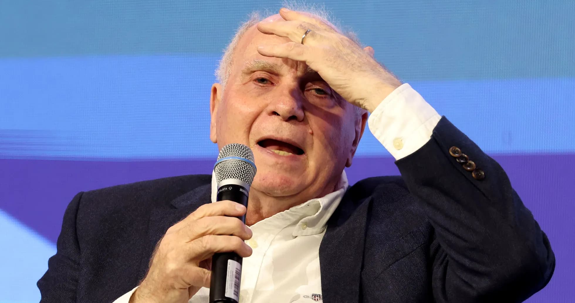 Hombre hablando con micrófono durante un evento