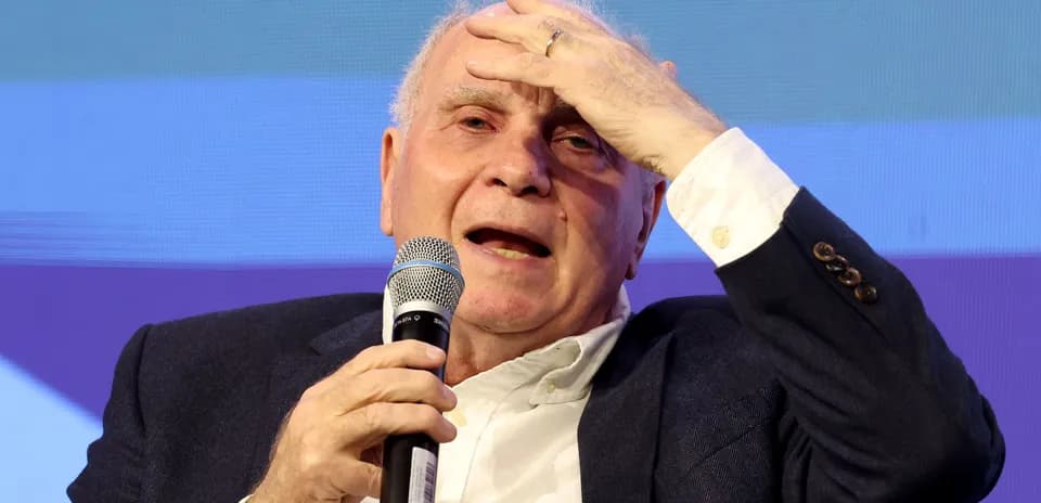 Hombre hablando con micrófono durante un evento