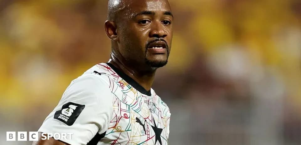 Jugador de Ghana en partido con camiseta colorida
