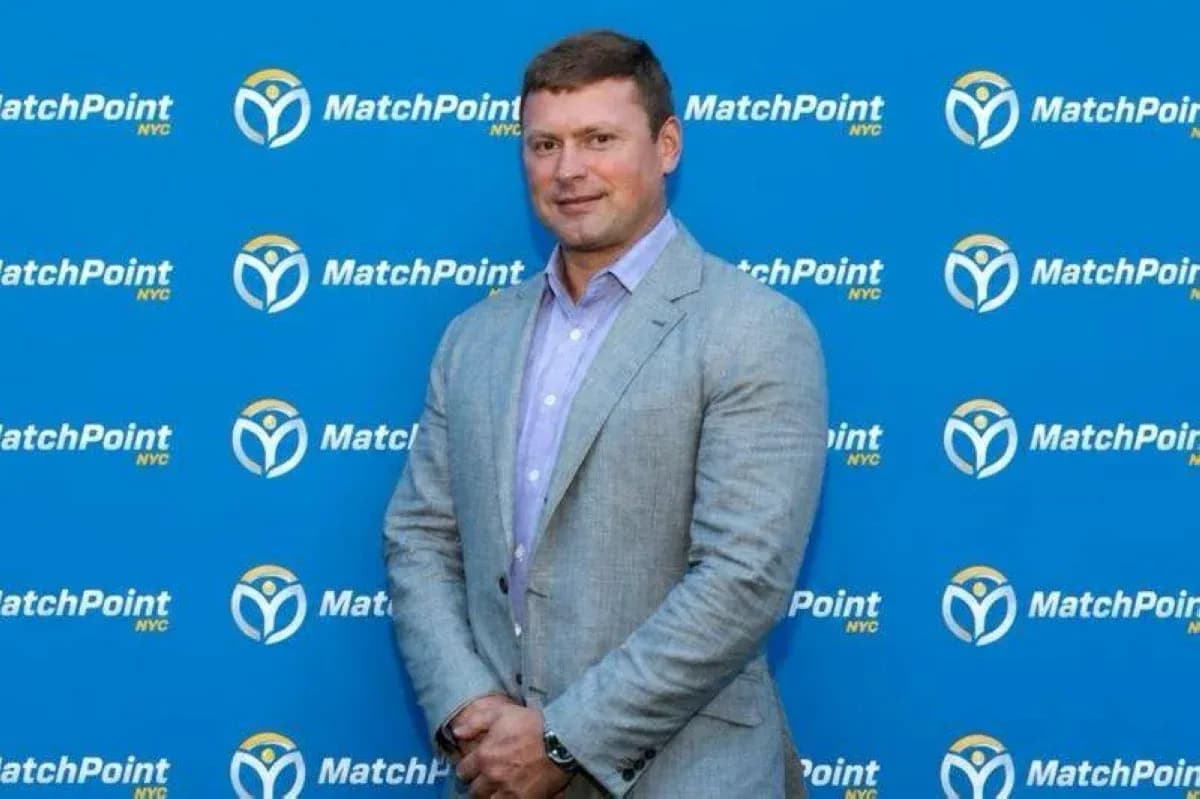 Persona posando frente a fondo de MatchPoint NYC