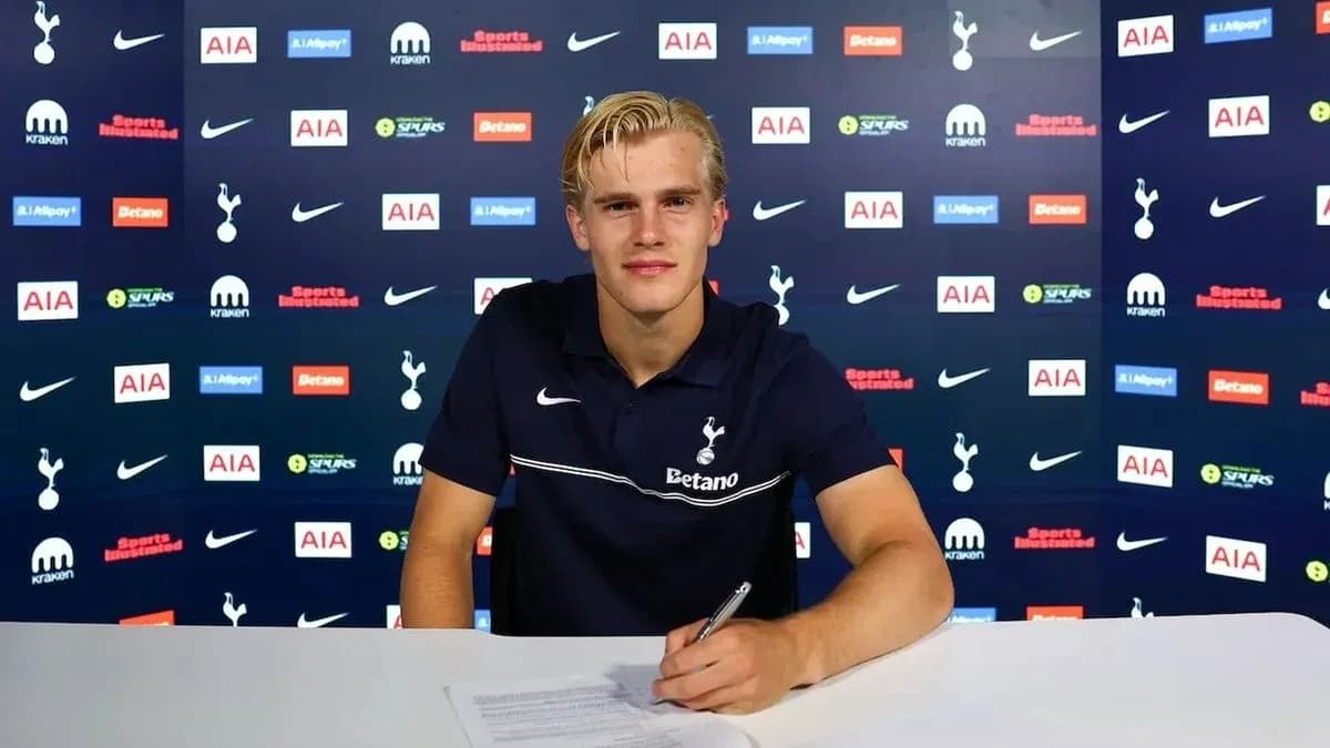 Jugador firmando contrato en conferencia de prensa