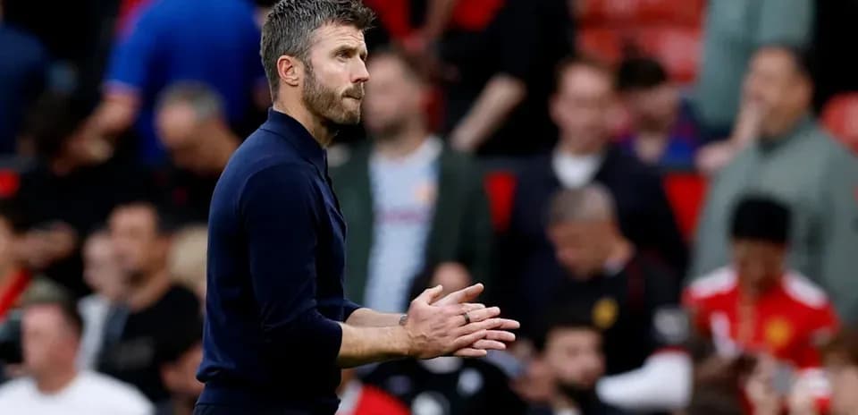 Entrenador aplaudiendo durante un partido en Old Trafford