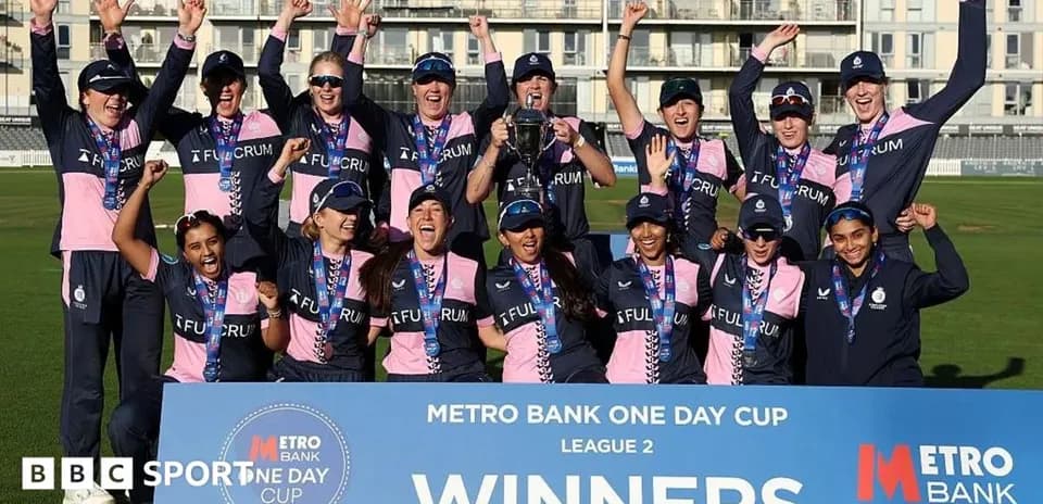 Equipo femenino celebrando victoria en la Copa One Day