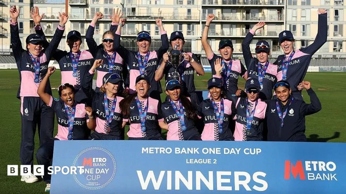 Equipo femenino celebrando victoria en la Copa One Day