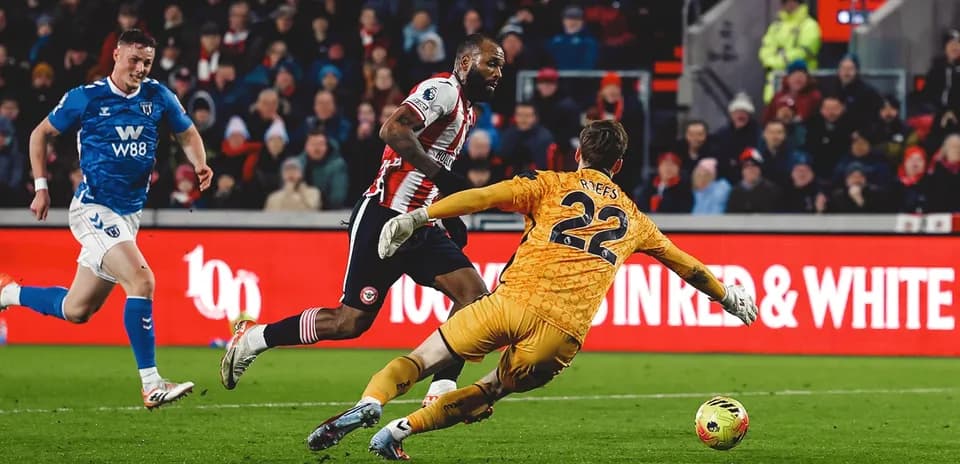 Jugador de Brentford eludiendo al portero de Sunderland