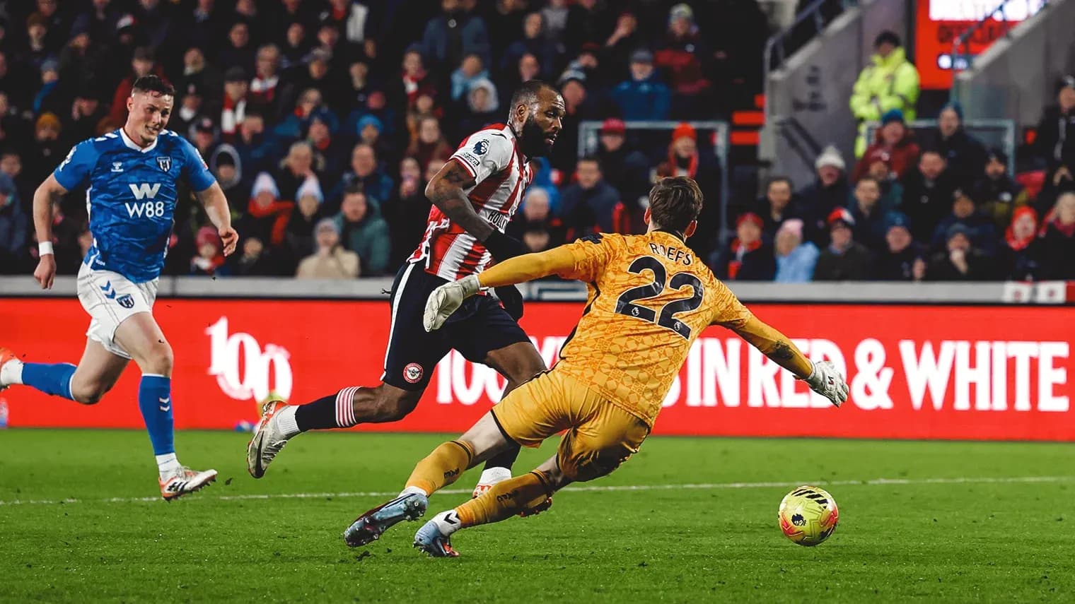 Jugador de Brentford eludiendo al portero de Sunderland