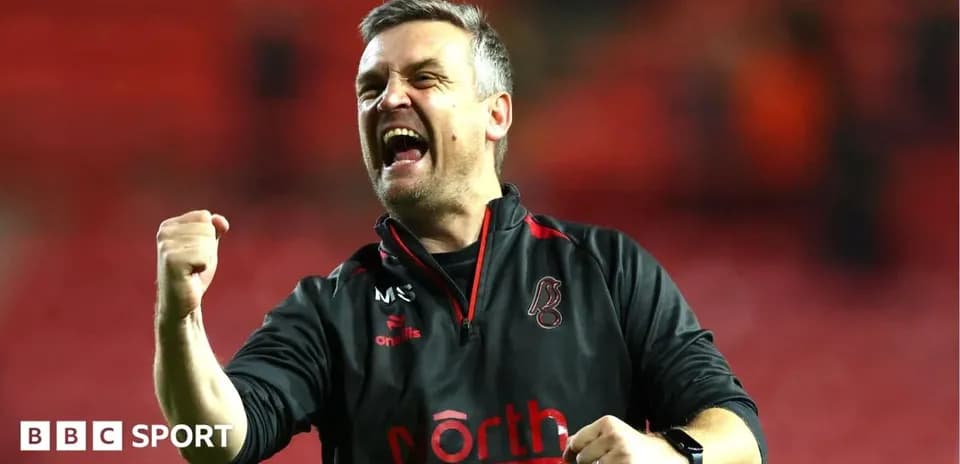 Entrenador celebrando con el puño en alto