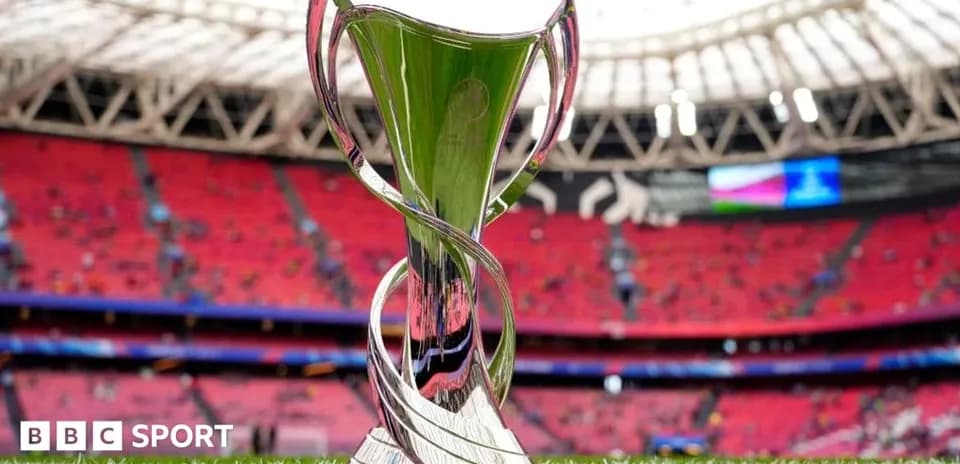 Trofeo brillante en estadio con asientos rojos