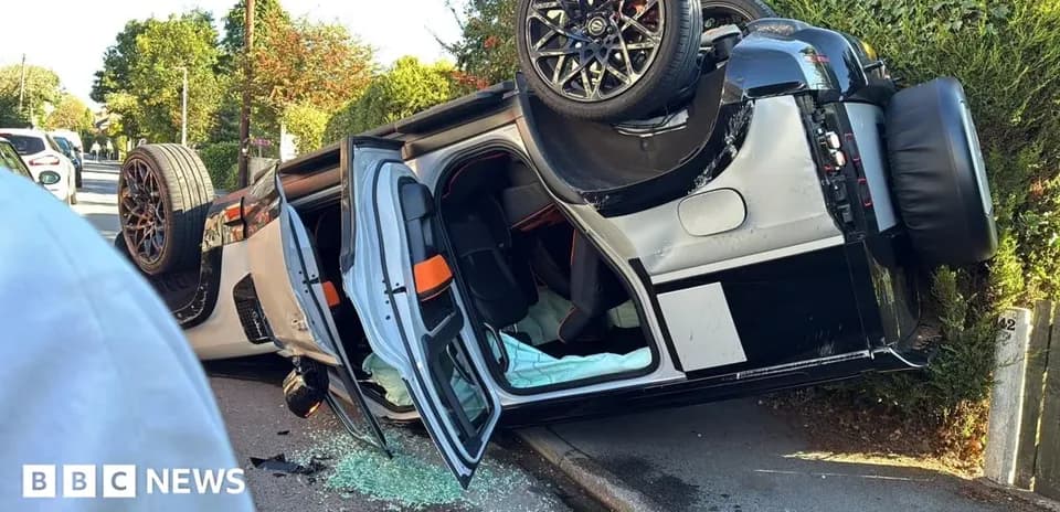 Coche volcado en la calle con vidrio roto