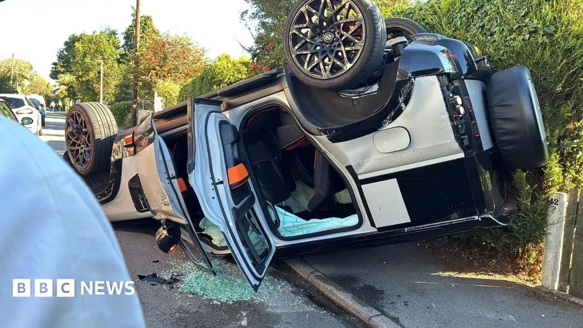 Coche volcado en la calle con vidrio roto