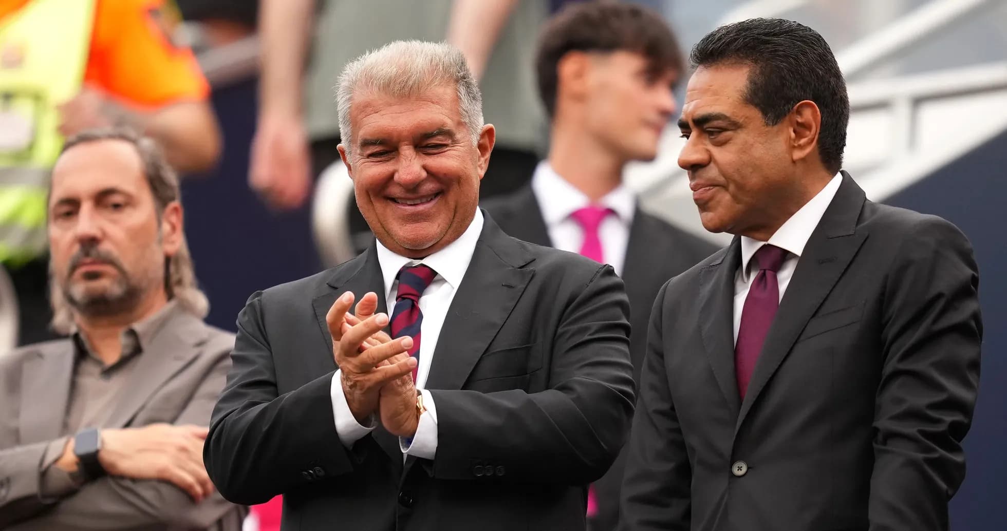 Dirigentes aplaudiendo en evento deportivo