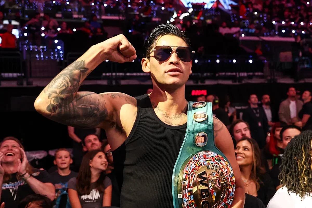 Boxeador mostrando su cinturón WBC en evento