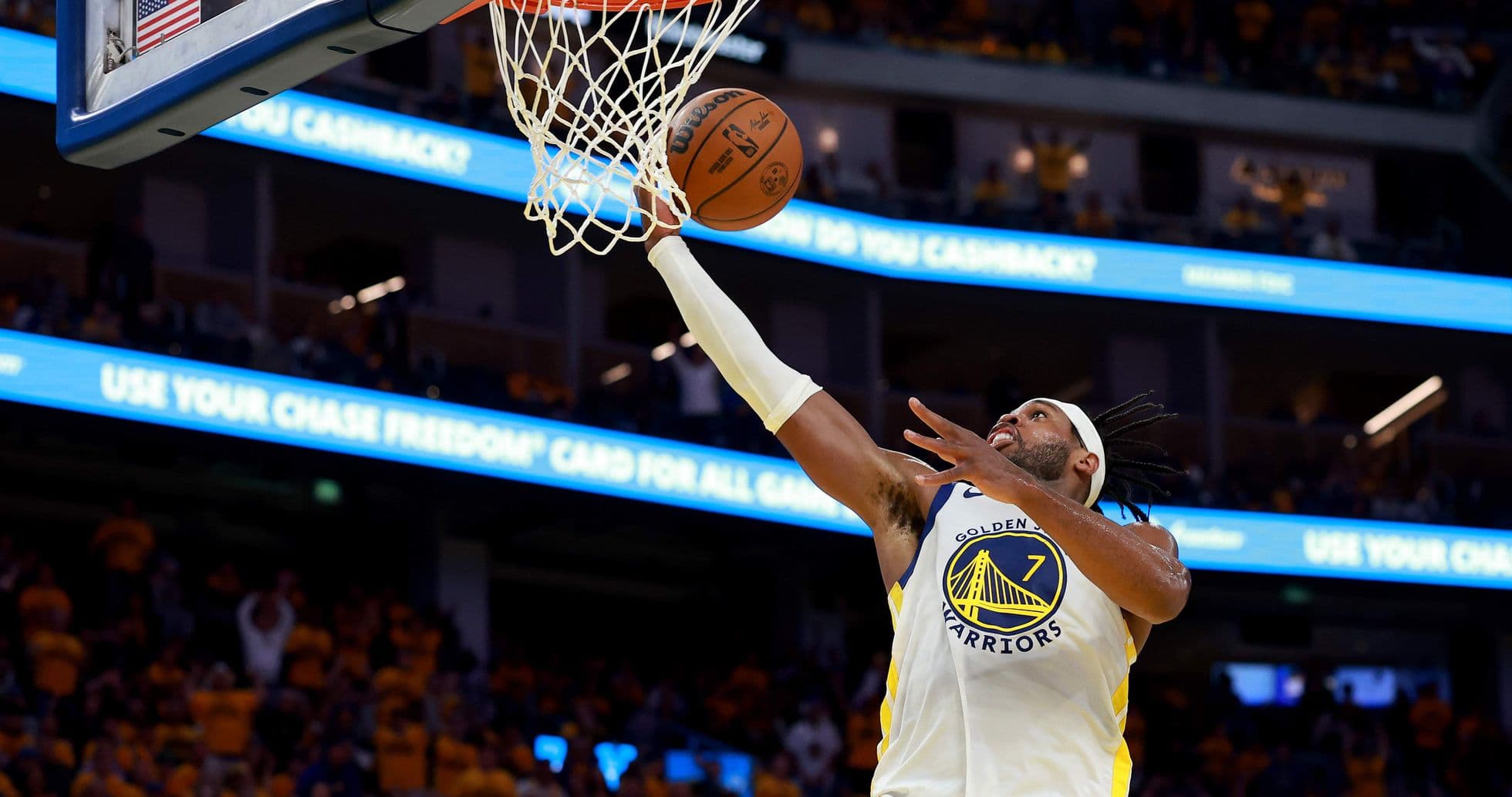 Jugador de Golden State Warriors anotando en la canasta