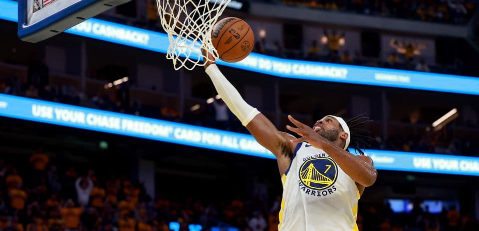 Jugador de Golden State Warriors anotando en la canasta