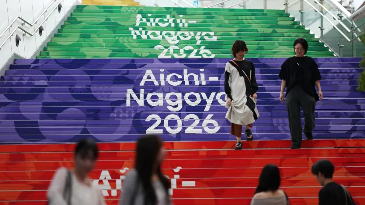 Escalera decorada con Aichi-Nagoya 2026