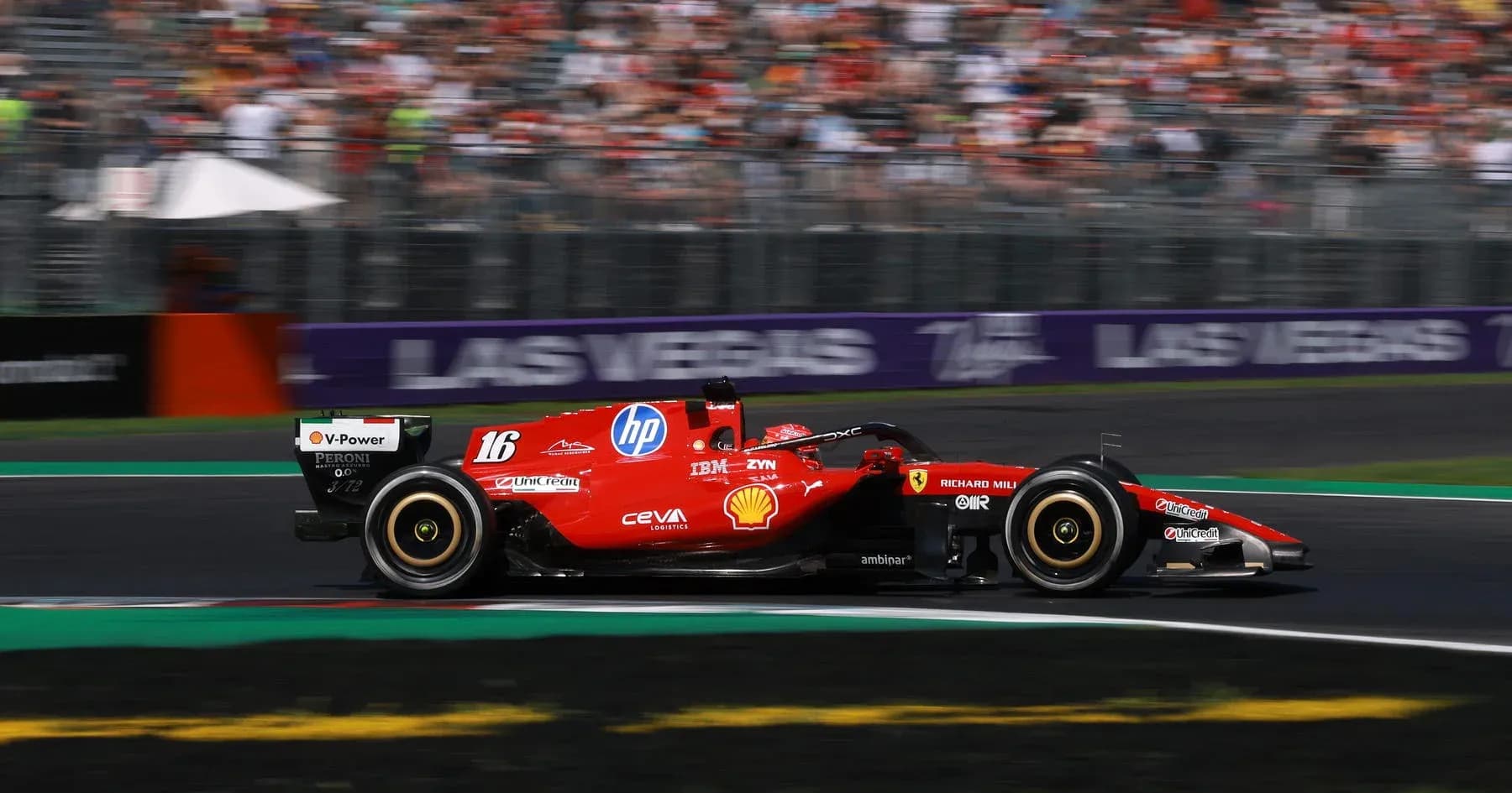 Coche de Fórmula 1 Ferrari en carrera