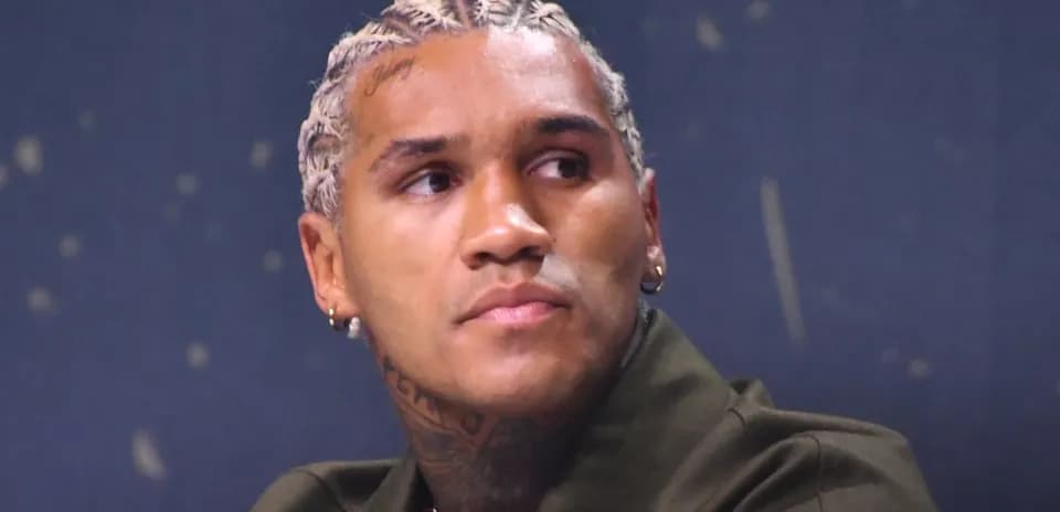 Jugador con trenzas sentado en conferencia de prensa