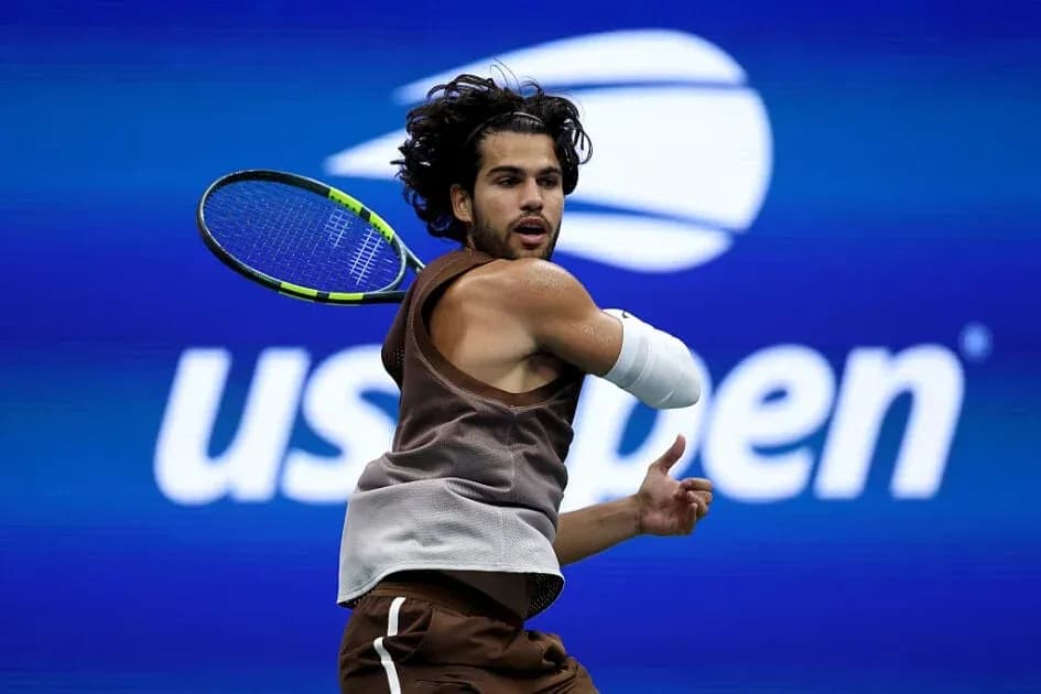 Jugador de tenis golpeando la pelota en US Open